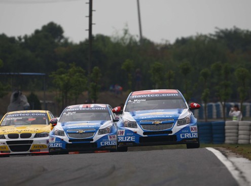 Menu and Huff leading at the Shanghai WTCC